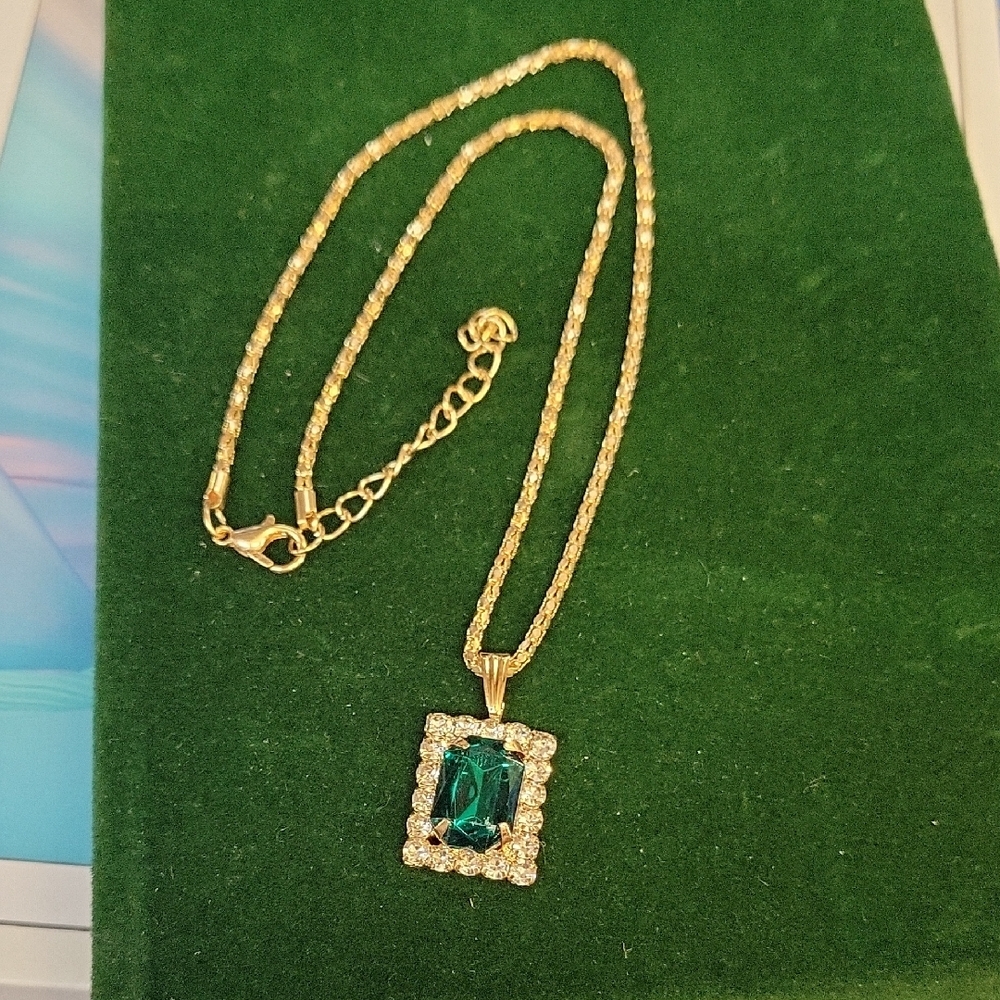 Green Pendant Silver 16"x2.5" Ext Necklace New
